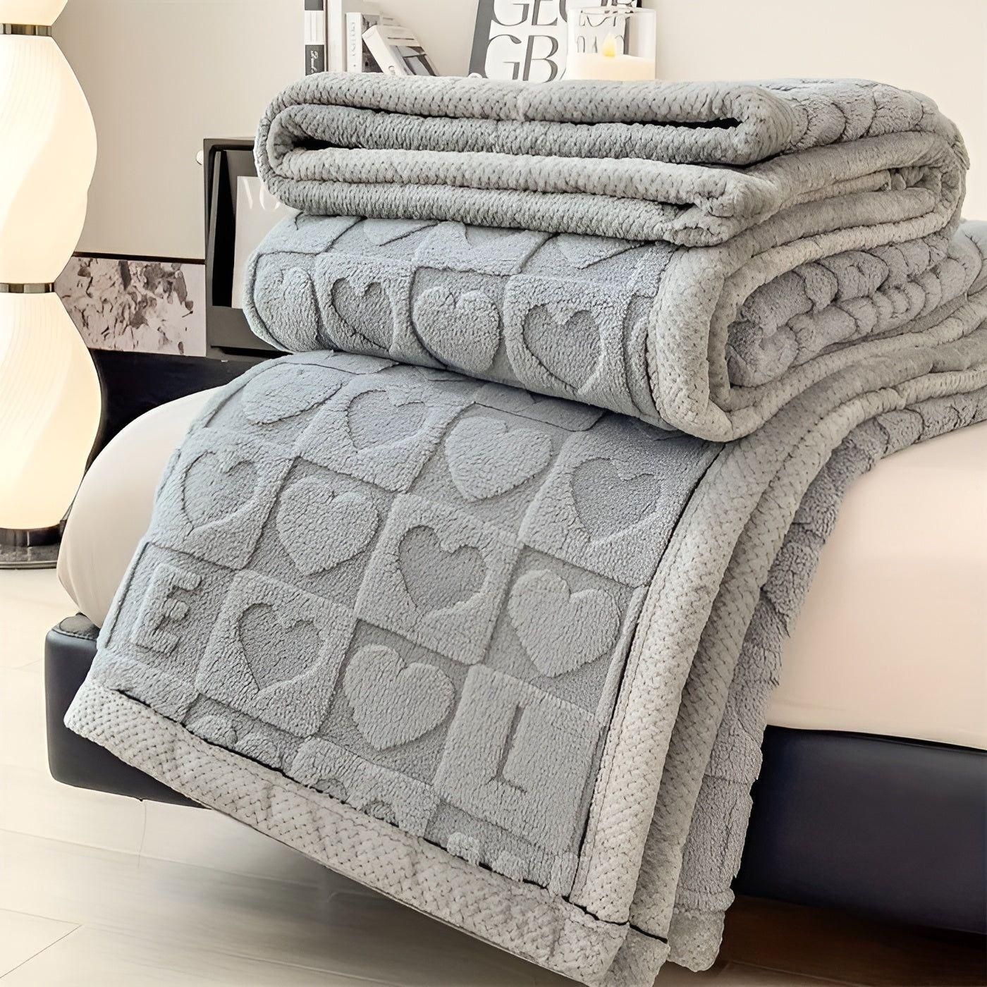 CoralDream Decke - Warme Fleece Winterdecke mit doppelseitigem Herz- und Buchstabendesign | Brehn