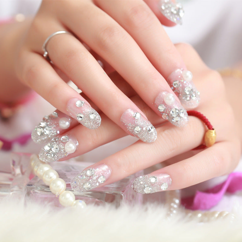 Dekorative mit Strass verzierte Press-On Nagelkunst
