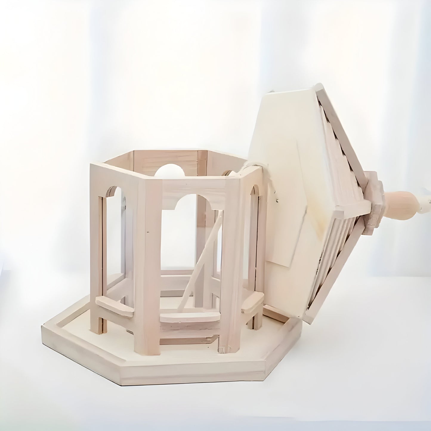 SkyPerch Nest - Hängendes Vogelhaus aus Holz von PaintaBrehne