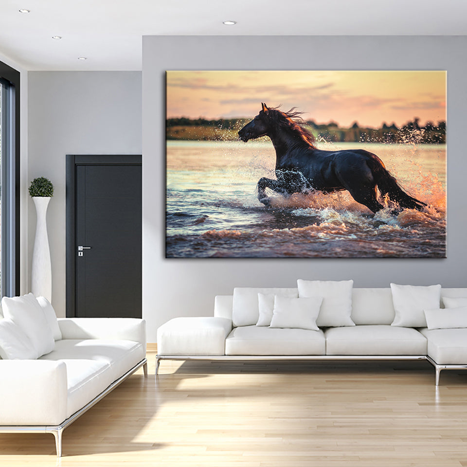 Galoppierendes Pferd im Wasser – Leinwandbild