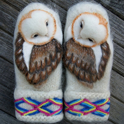 Handgestrickte nordische Wollfäustlinge mit Eulenmotiv
