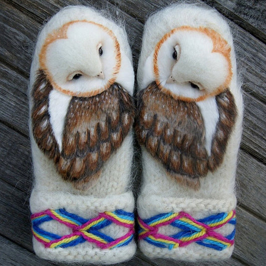 Handgestrickte nordische Wollfäustlinge mit Eulenmotiv