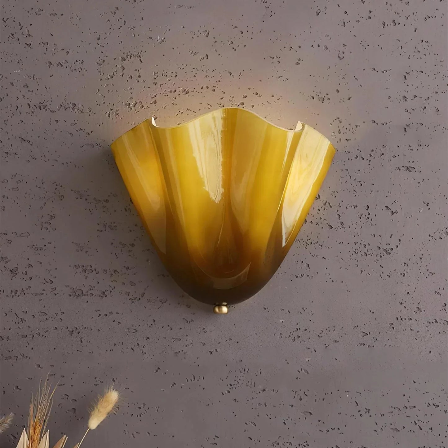 Brehn | Retro Wandleuchte aus farbigem Glas im rockförmigen Schalenmuster