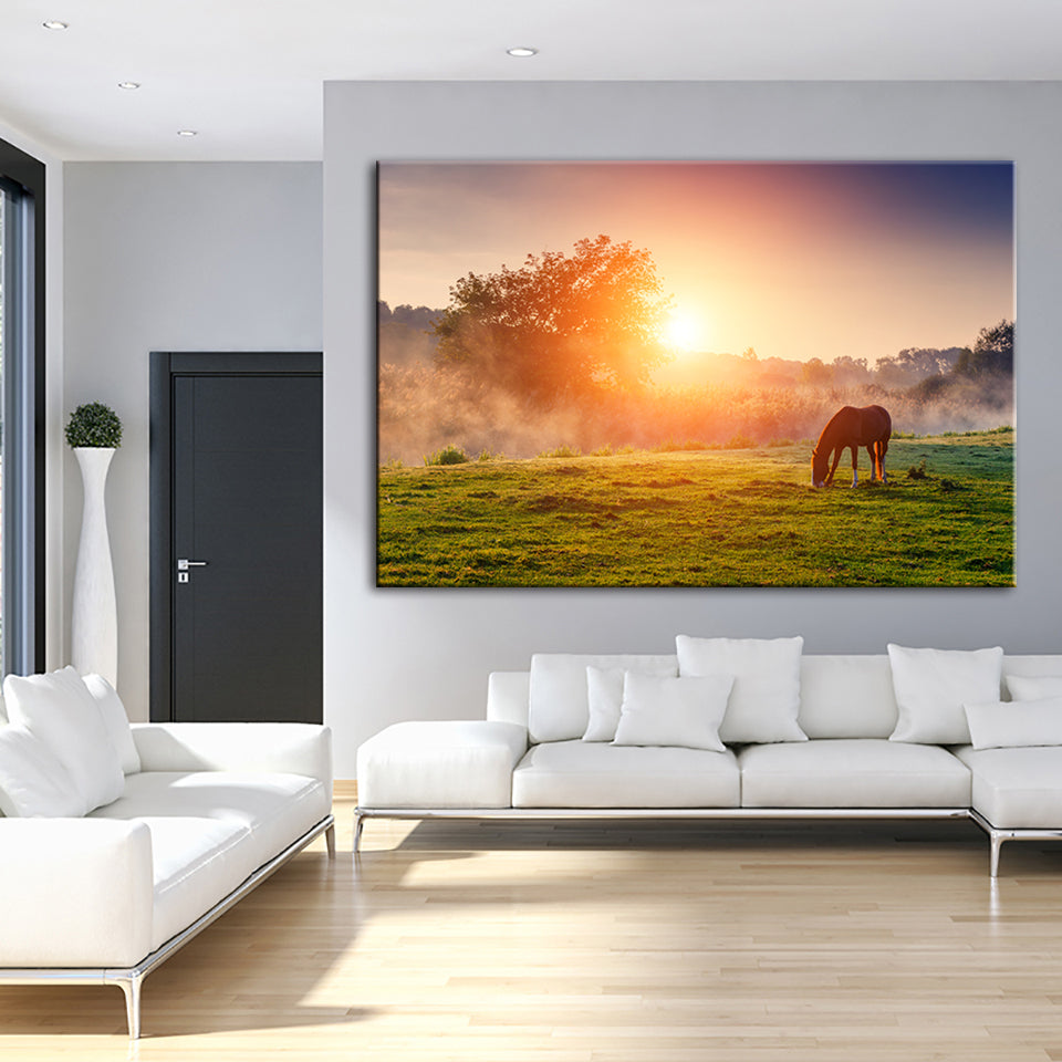 Grasendes Pferd im Sonnenaufgang - Leinwandbild