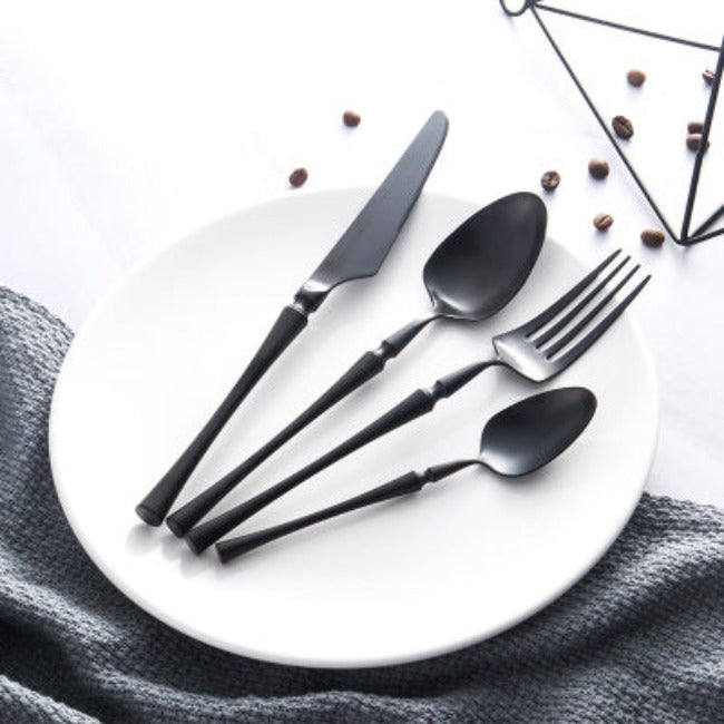 Klassisches Edelstahl-Set mit eleganten Griffen