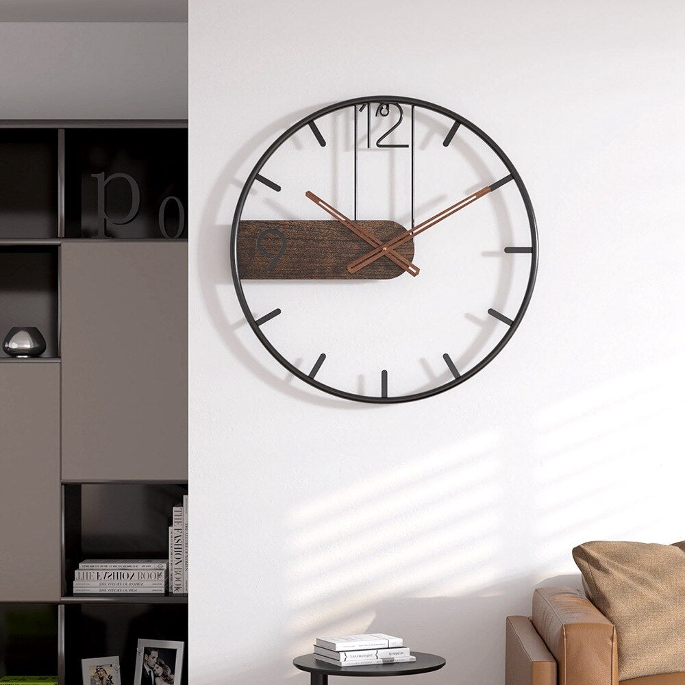 Robuste Wanduhr aus Stahl und Walnussholz – Stilvolles Design für jedes Interieur