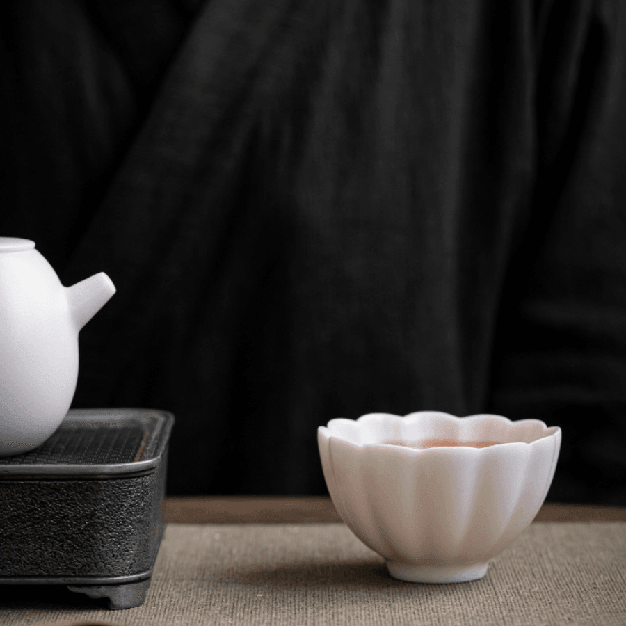 Handgefertigte Keramiktasse mit eingebetteter Keramikrose | Brehn