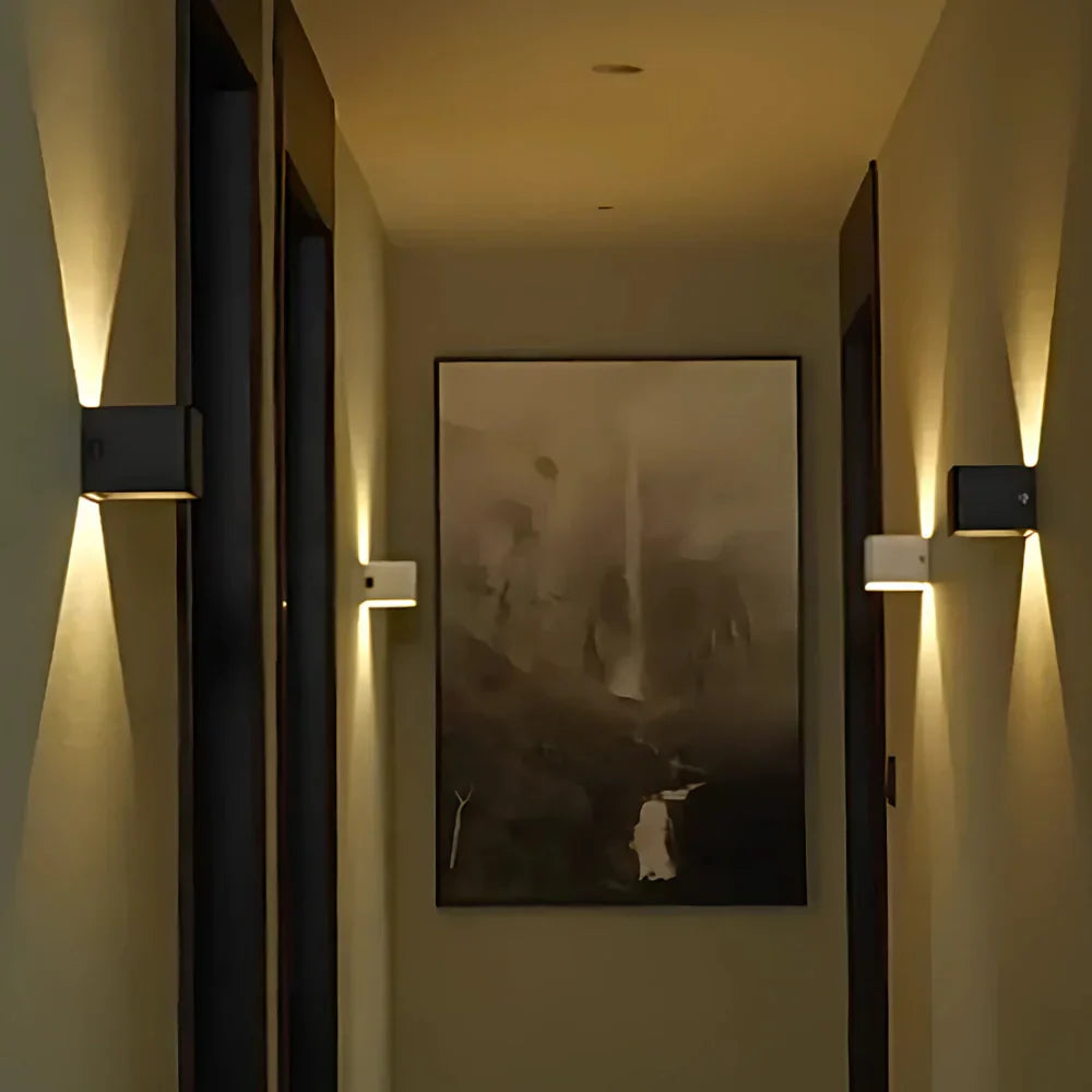 Moderne Wandleuchte aus schwarzem Aluminium