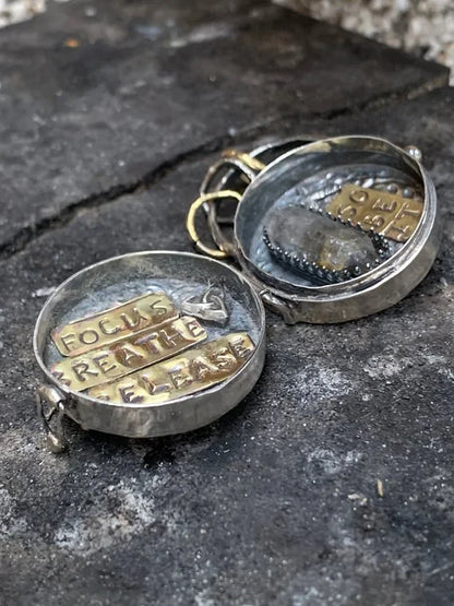 Silbernes Medaillon-Halsband | Dreifacher Mond & Lebensbaum | Erinnerungsstück mit Quarzkristall