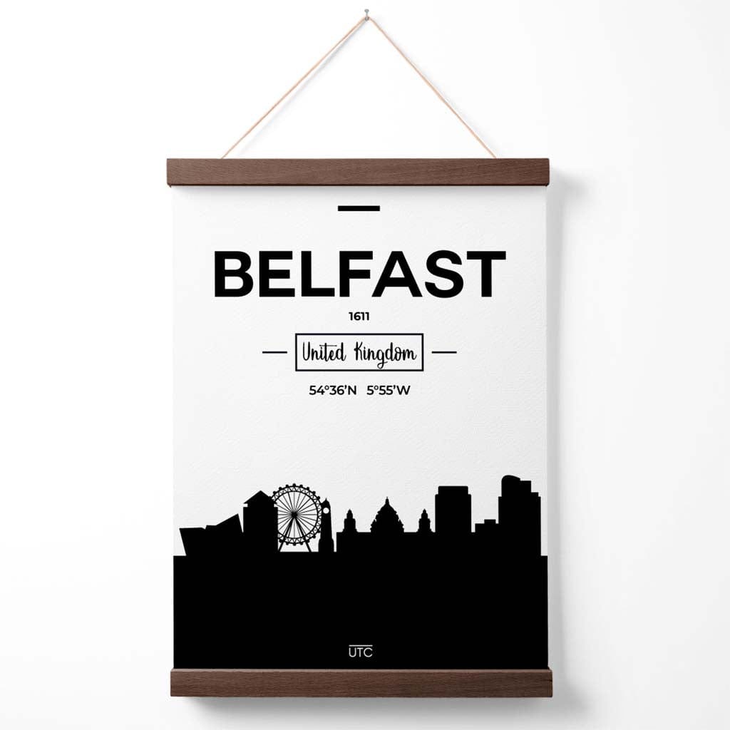 Schwarz-Weiß-Poster der Stadtsilhouette von Belfast mit Aufhänger