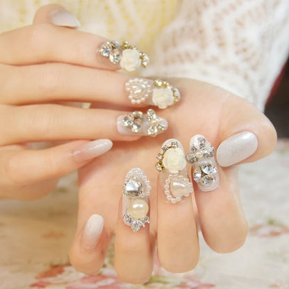 Dekorative Nagelkunst-Tipps mit Edelstein- und Perlenakzenten