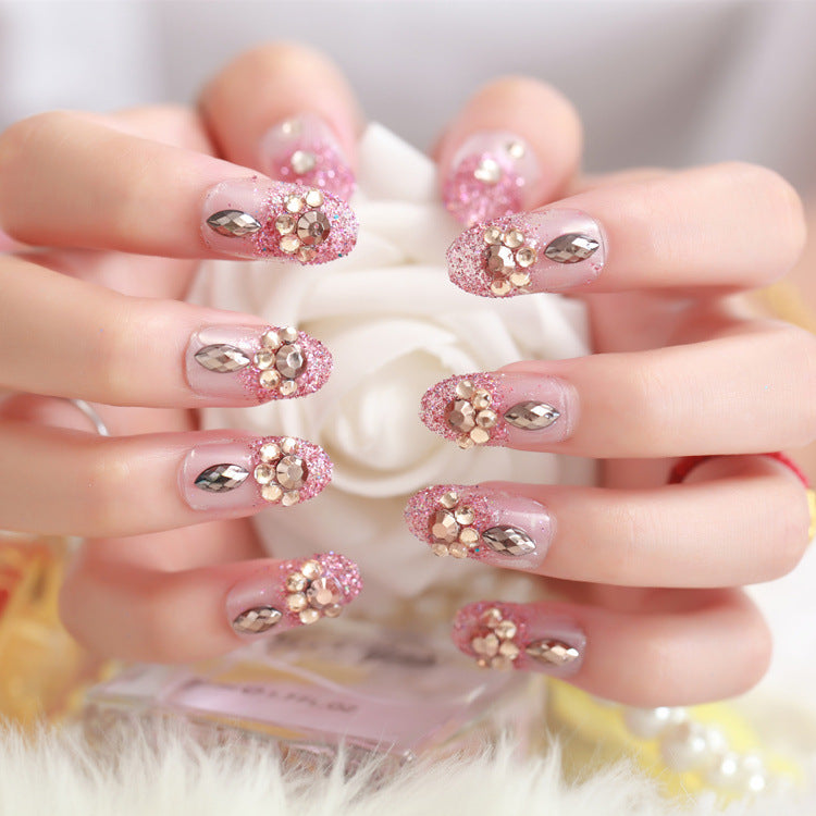 Glamouröse Kunstnägel mit Glitzer und Blumenelementen Brehn