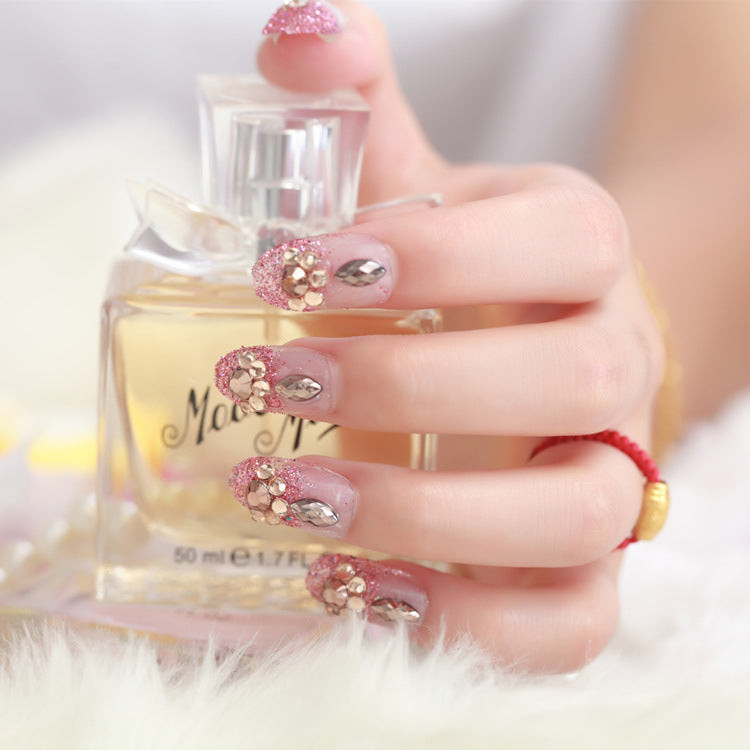Glamouröse Kunstnägel mit Glitzer und Blumenelementen Brehn