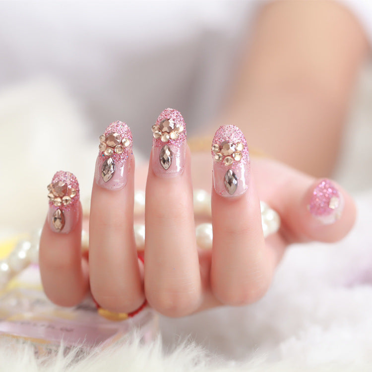 Glamouröse Kunstnägel mit Glitzer und Blumenelementen Brehn