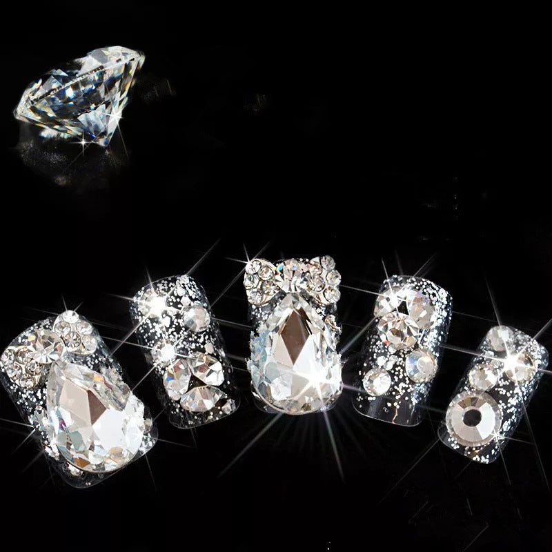 Kunstnägel mit glamourösem Strass- und Glitzerdesign Brehn