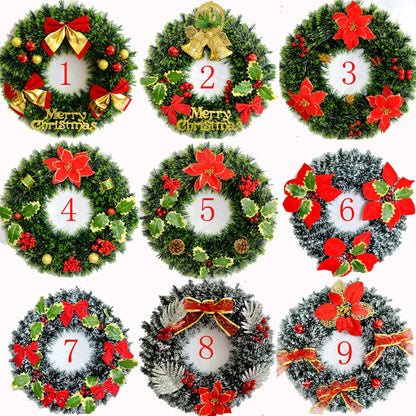 Festlicher Weihnachtskranz mit bunten Verzierungen