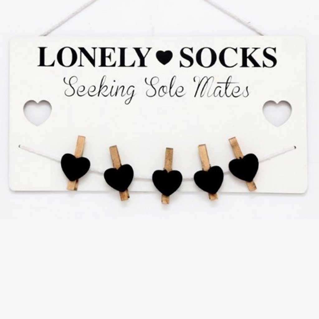 Hängendes Holzschild „Einsame Socken“