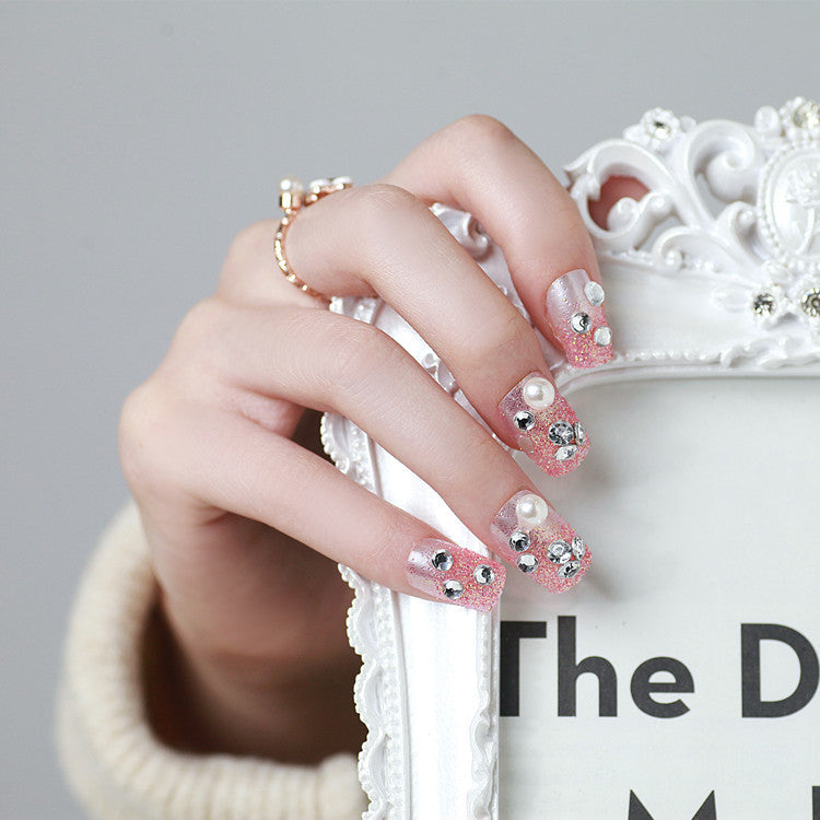 Dekorativer Press-On Nail Set mit Strass- und Perlenakzenten