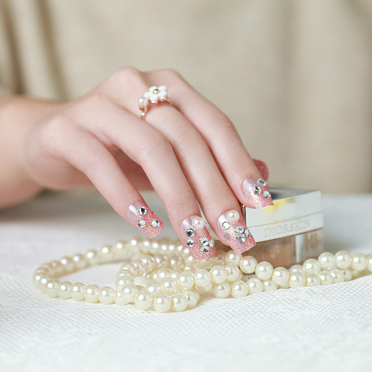 Dekorativer Press-On Nail Set mit Strass- und Perlenakzenten