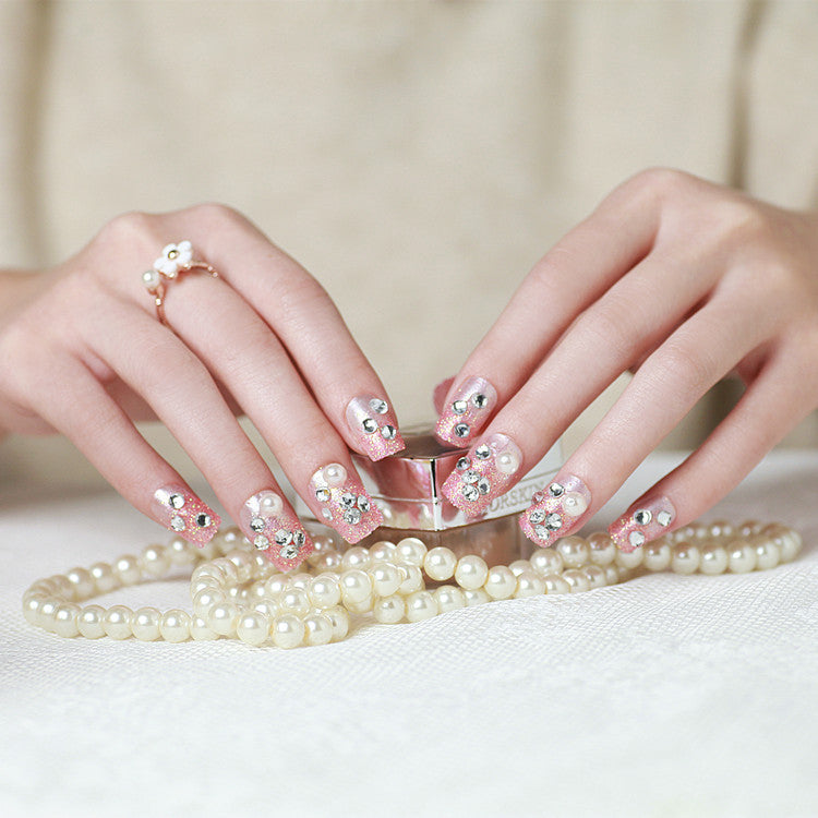 Dekorativer Press-On Nail Set mit Strass- und Perlenakzenten