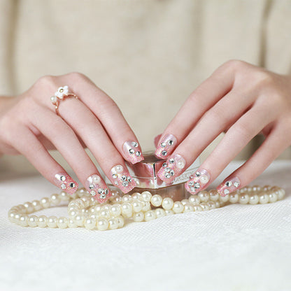 Dekorativer Press-On Nail Set mit Strass- und Perlenakzenten