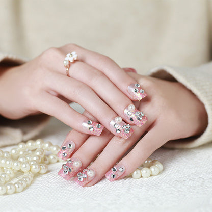 Dekorativer Press-On Nail Set mit Strass- und Perlenakzenten