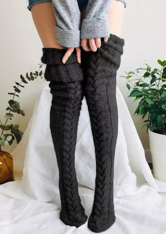 Winterweiche, warme, extra lange Stricksocken, die über das Knie reichen