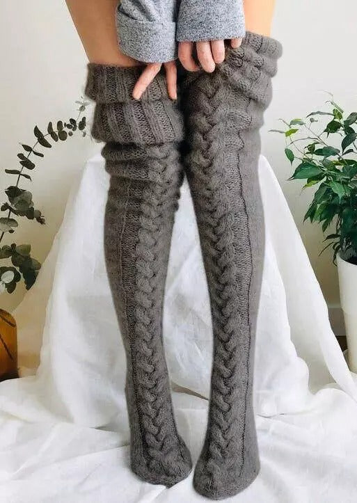 Winterweiche, warme, extra lange Stricksocken, die über das Knie reichen