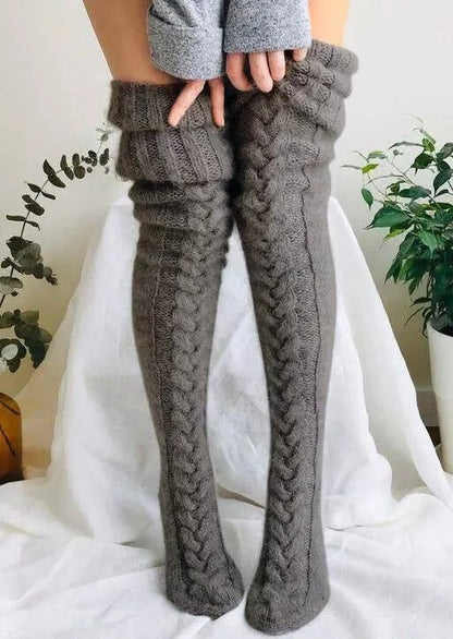 Winterweiche, warme, extra lange Stricksocken, die über das Knie reichen