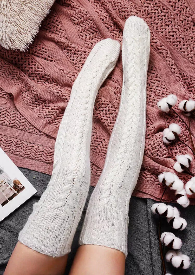 Winterweiche, warme, extra lange Stricksocken, die über das Knie reichen