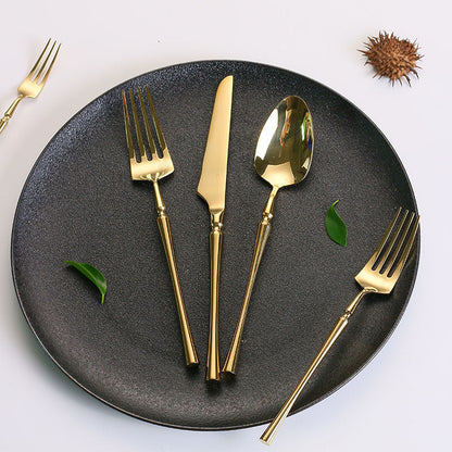 Klassisches Edelstahl-Set mit eleganten Griffen