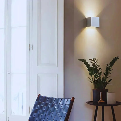 Moderne Wandleuchte aus schwarzem Aluminium
