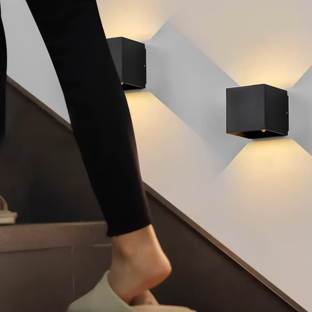 Moderne Wandleuchte aus schwarzem Aluminium