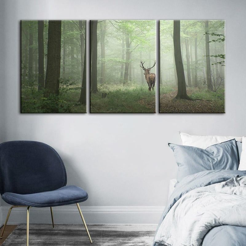 Mystisches Hirschmotiv im Wald – Leinwandbild, 3-teilig