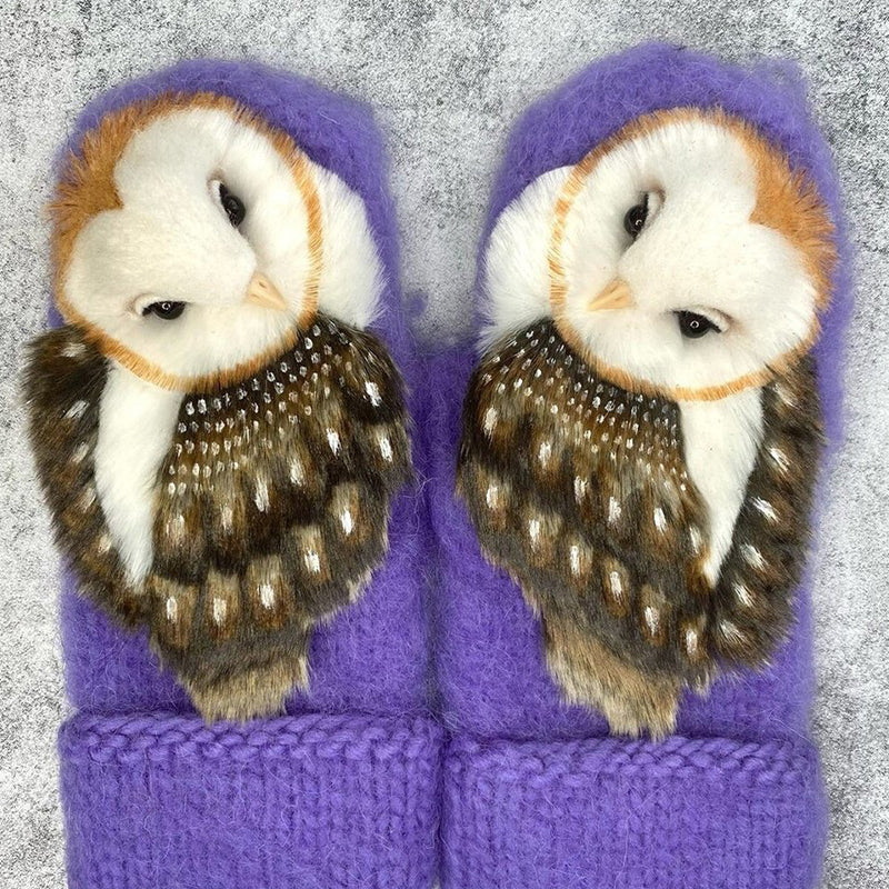 Handgestrickte nordische Wollfäustlinge mit Eulenmotiv