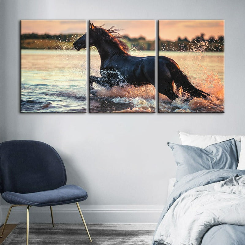Galoppierendes Pferd im Wasser – Leinwandbild, 3-teilig