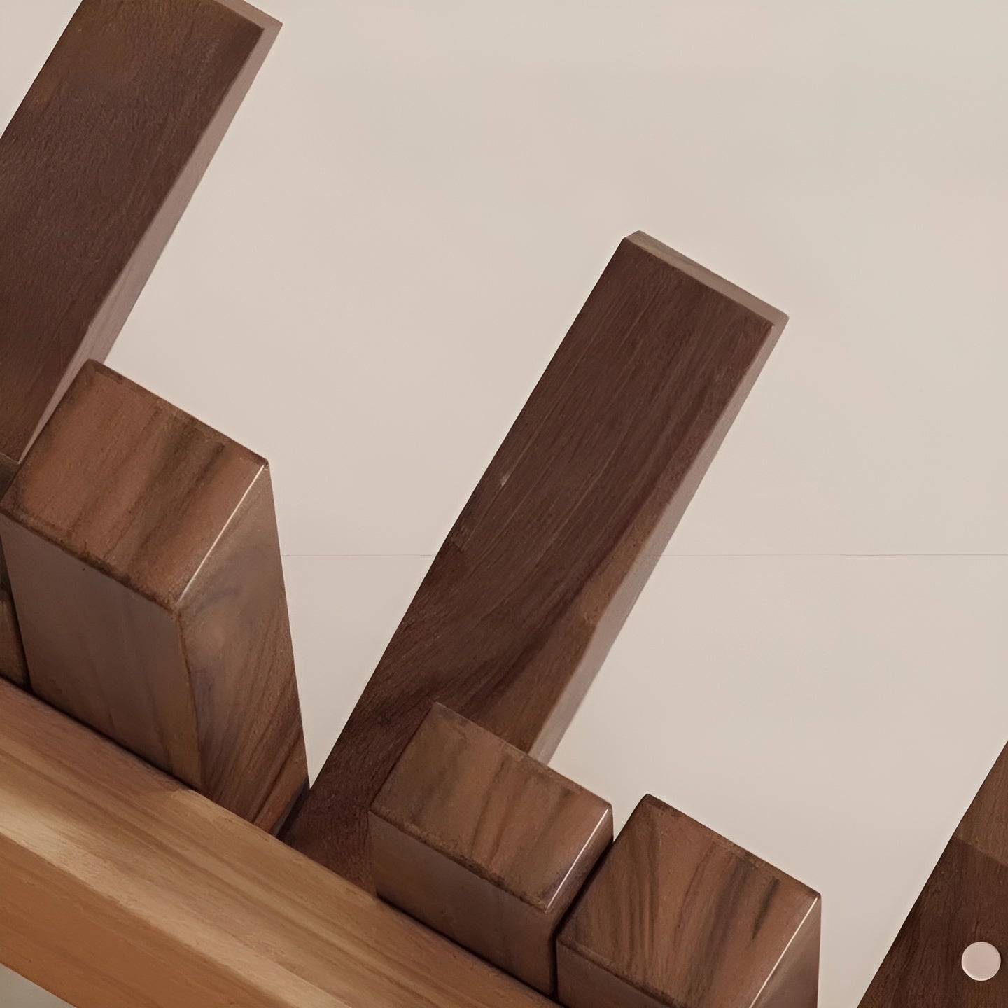 Stilvoller Holzkleiderschrank – FlexiBrehn Magnethaken für mehr Ordnung | Ideal fürs Schlafzimmer