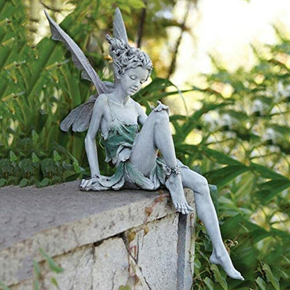 Statue einer sitzenden Fee im Garten