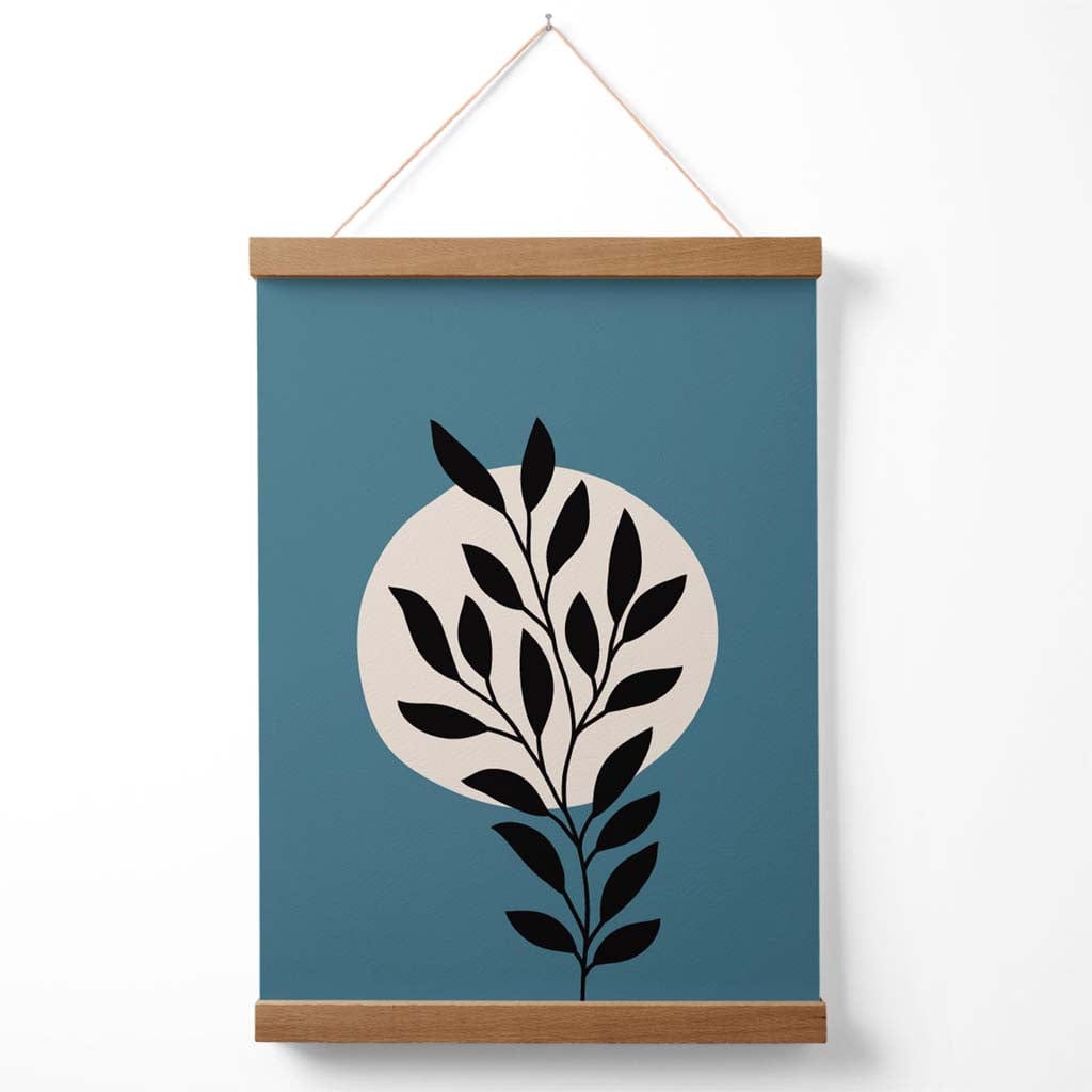 Blaues und beiges Boho-Grafikposter mit Blumenmuster und Aufhänger
