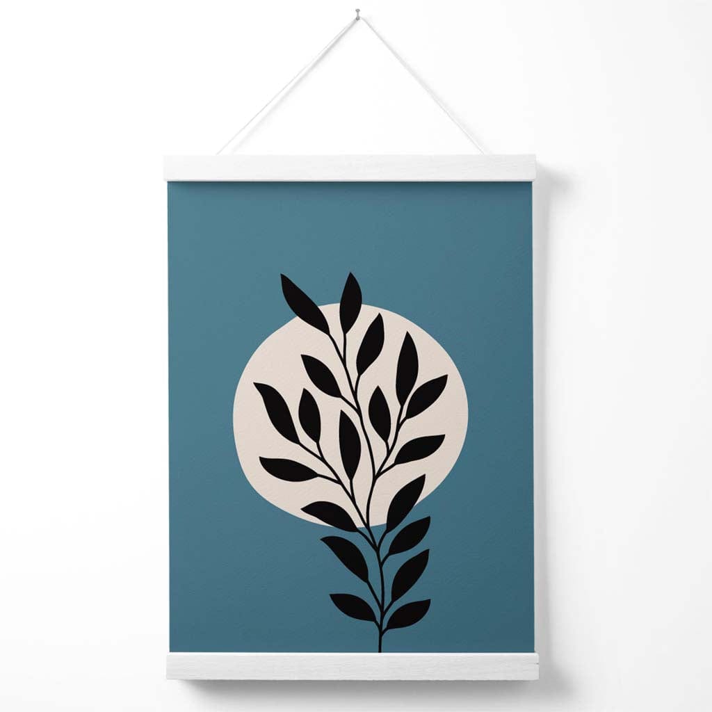 Blaues und beiges Boho-Grafikposter mit Blumenmuster und Aufhänger