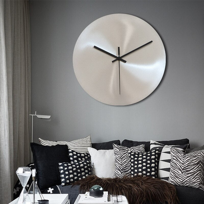 Elegante Wand-Uhr aus Edelstahl für zeitlosen Stil