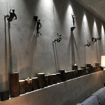 Skulptur eines kletternden Mannes | Moderne Wandkunst aus Kunstharz | Kreative Hängefigur