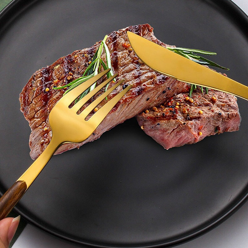 Elegantes Holzhantel Goldbesteckset für anspruchsvolles Essen