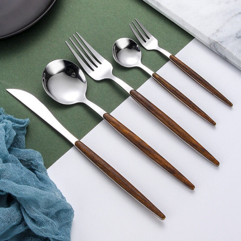 Elegantes Holzhantel Goldbesteckset für anspruchsvolles Essen