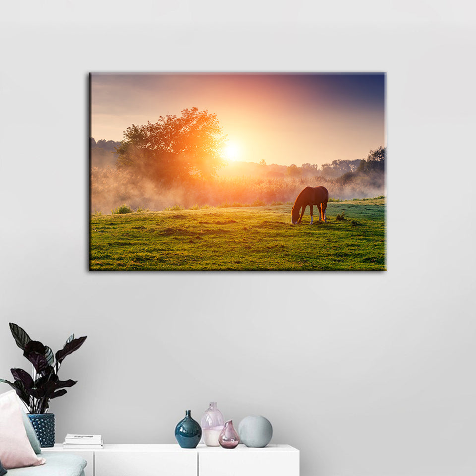 Grasendes Pferd im Sonnenaufgang - Leinwandbild