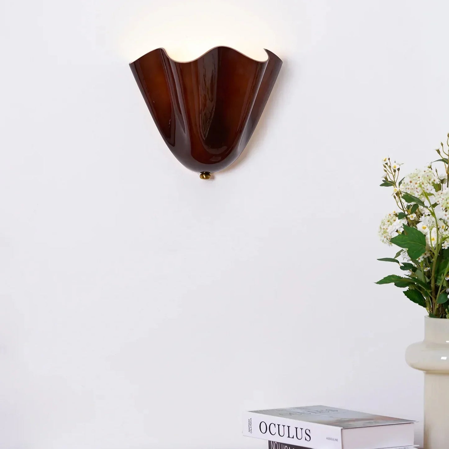 Brehn | Retro Wandleuchte aus farbigem Glas im rockförmigen Schalenmuster