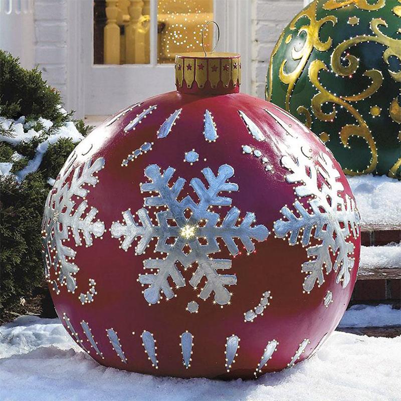 Brehn | Aufblasbarer Weihnachtsball im Freien dekoriert