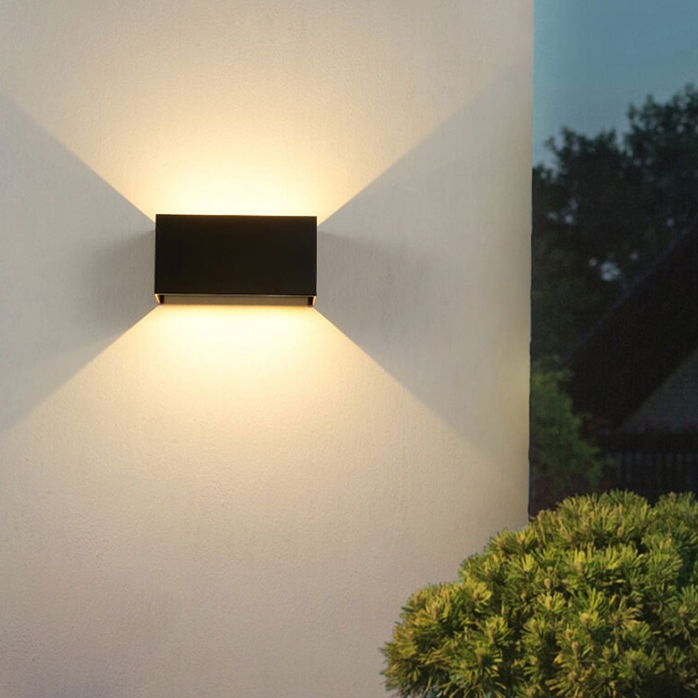 Moderne, wasserdichte, rechteckige LED-Wandleuchte für den Außenbereich mit nach oben und unten gerichteter Beleuchtung.