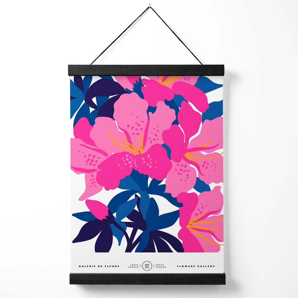 Abstraktes Marktplakat mit rosa und blauen Orchideenblüten, inklusive Aufhänger