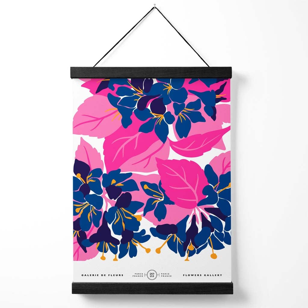 Abstraktes Marktplakat mit blauen und rosa Blumen, inklusive Aufhänger